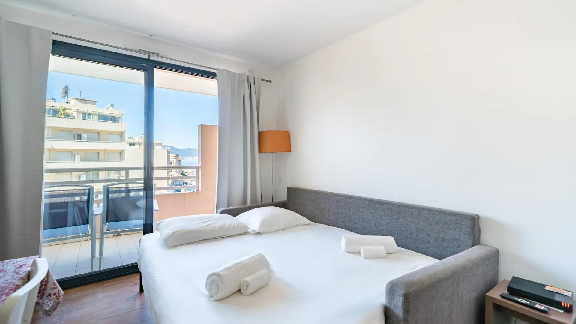 2 Pieces Avec Terrasse, Vue Mer, Piscine - Proche Palais Et Croisette Cannes France