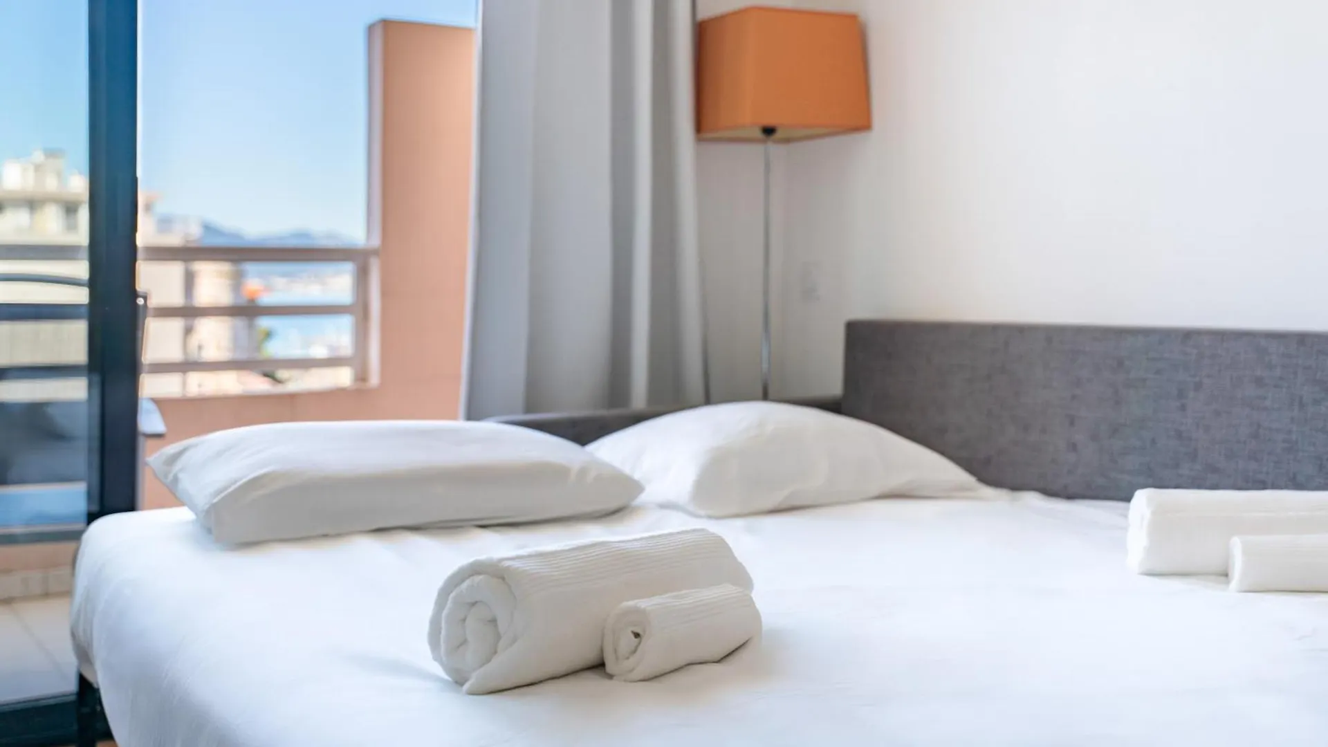 2 Pieces Avec Terrasse, Vue Mer, Piscine - Proche Palais Et Croisette Cannes
